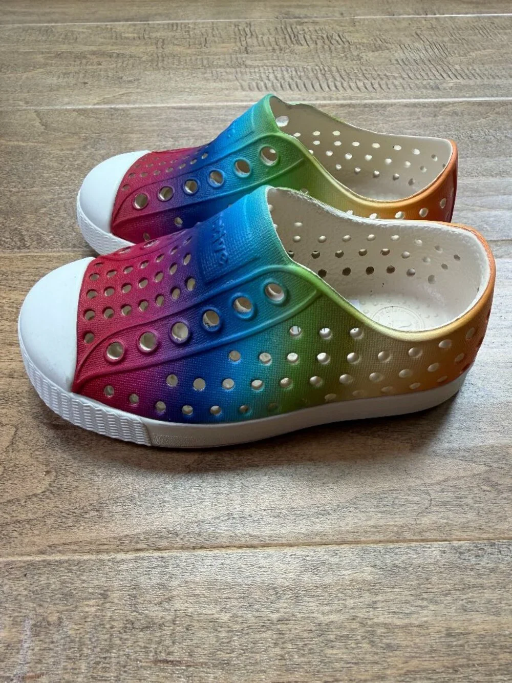 NATIVE (NWOT) rainbow Jefferson Print kids sneakers (C6)